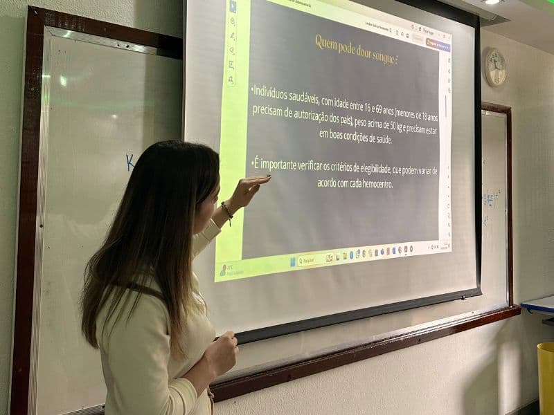 Enfermeira da Santa Casa conversa com estudantes sobre doação de sangue em escola pública de Lima Duarte.