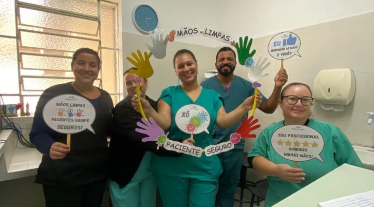 Profissionais da Santa Casa de Lima Duarte participam de ação educativa no Dia Mundial da Higienização das Mãos
