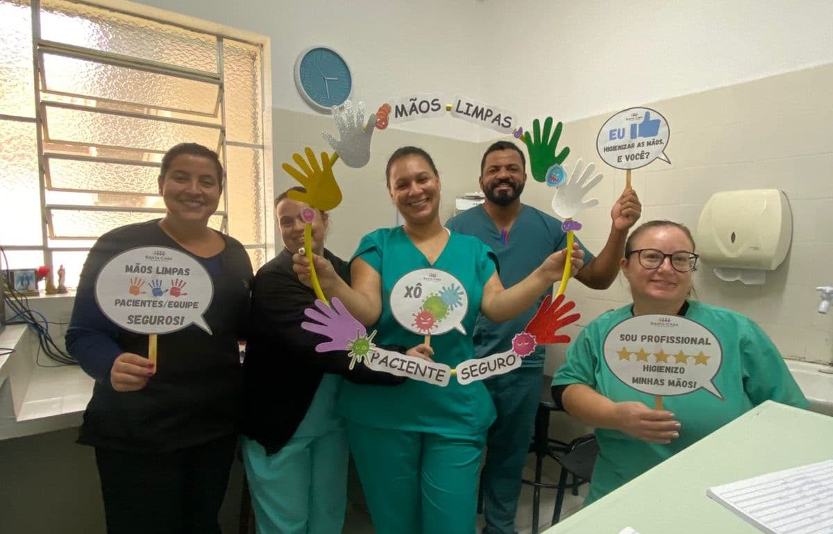 Profissionais da saúde da Santa Casa de Lima Duarte participam de ação sobre higienização correta das mãos no ambiente hospitalar.